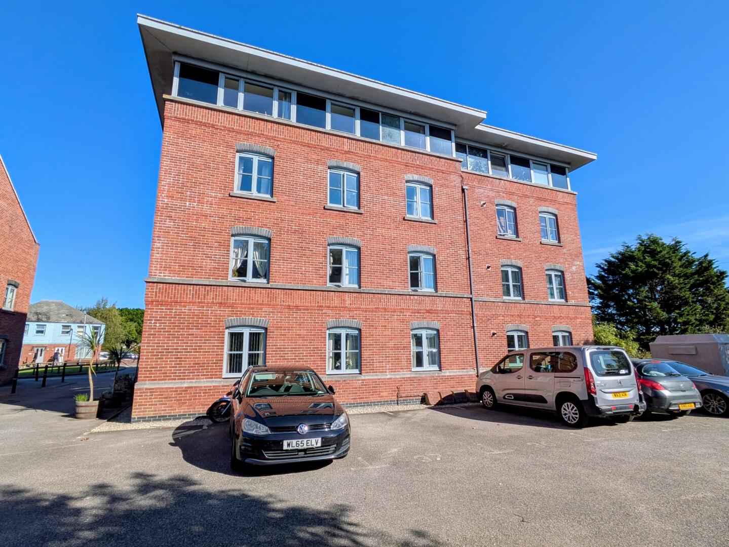2 bed property in Brunel Court, Truro